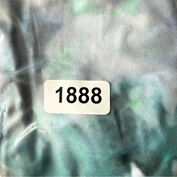 Athleta Blue and Green Tie-Dye Capri Leggings Size Medium 41888 - Picture 14 of 14